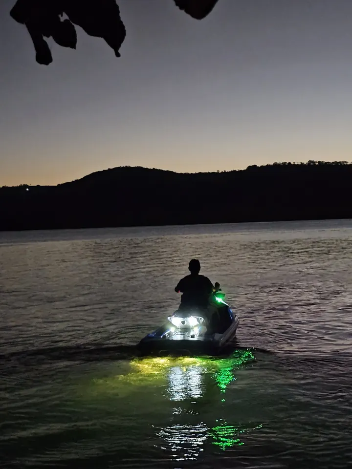 Jet ski com iluminação amarela sob o casco