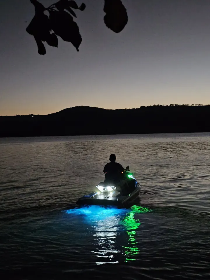 Jet ski com iluminação azul no assoalho refletindo na água