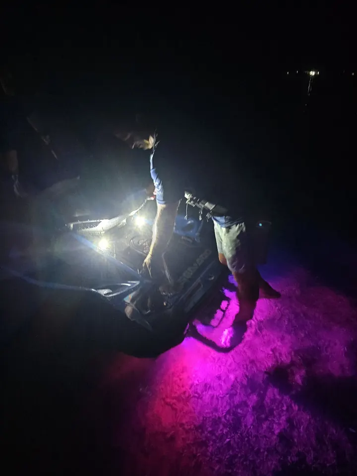 Jet ski com LED branco na proa e iluminação sob o casco