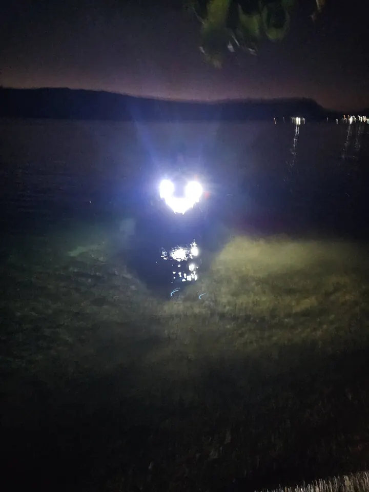 Farol alto de LED de jet ski iluminando a água à noite