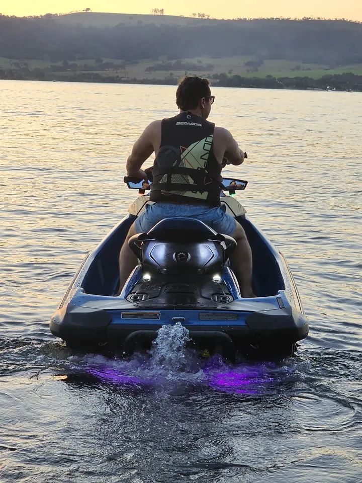 Traseira de jet ski com iluminação LED roxa atrás dos bancos