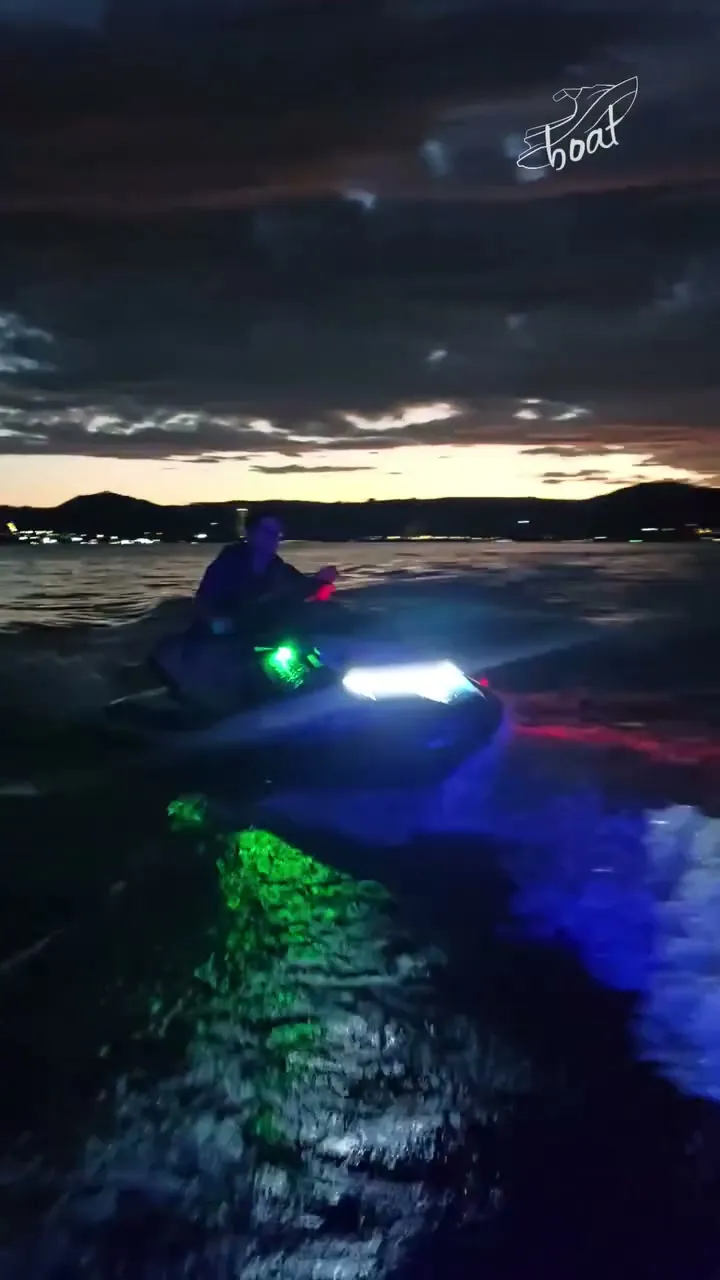 Jet ski navegando à noite com iluminação LED colorida