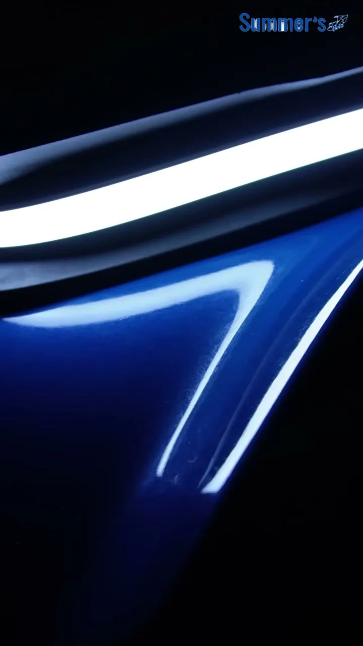 Detalhe da faixa de LED na carenagem do jet ski