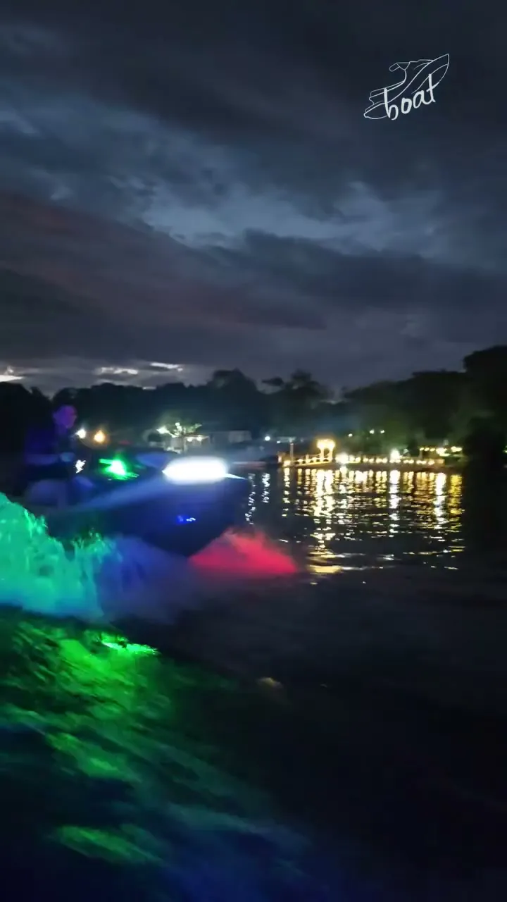Jet ski com iluminação verde em movimento à noite